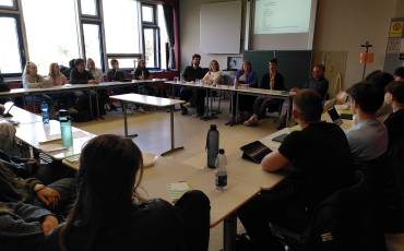 Die beiden Leistungskurse beim Nachgespräch (Foto: P. Tinkl)