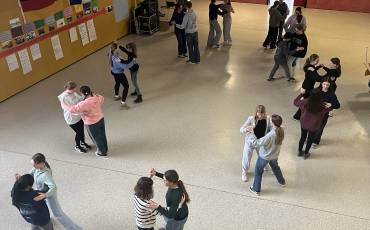 Vorbereitung bim Tanzkurs in der Aula