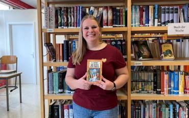 Unsere Schulbibliothekarin Frau Auch in der Bibliothek (Foto: G.Raczek)